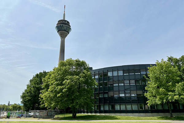 Der Landtag von Nordrhein-Westfalen und im Hintergrund der Rheinturm Düsseldorf